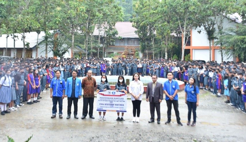 Eva Rataba Salurkan 5000 Beasiswa PIP di Toraja Utara